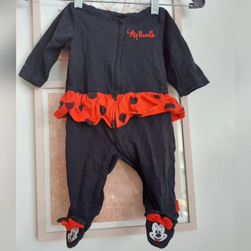 ⭐️5/$30-Minnie Mouse hooded outfit, 0-3 months, hood has ears and bow